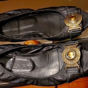 Autentic Burberry black open toe flats.